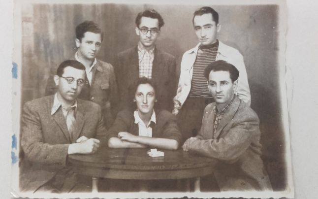 Nina Cassian, cu Marin Preda (în spatele ei) şi cu alţi scriitori, în 1949.